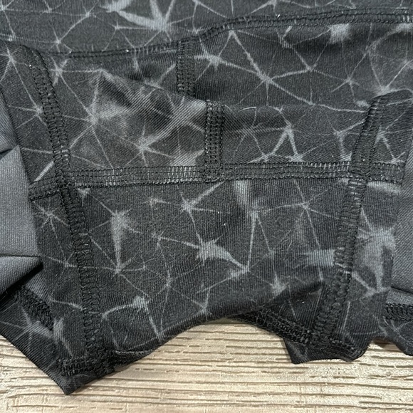 Lululemon Black Groove Short Under the Constellations High Waisted Size 4 - Picture 5 of 6